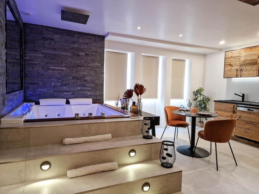 Le Enecy - Spa - Coeur Vieille Ville Анси Экстерьер фото